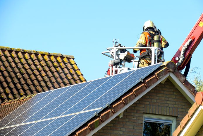 De mogelijke oorzaak van de brand zijn de zonnepanelen op het dak.