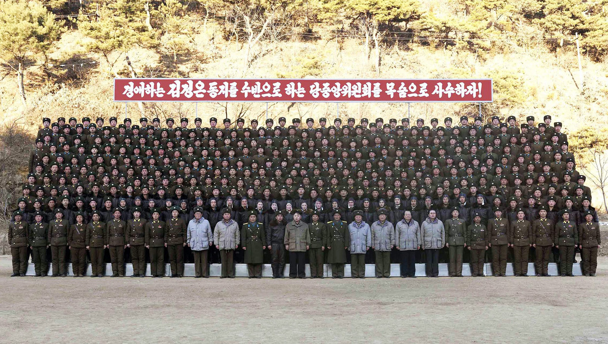 De Noord-Koreaanse leider Kim Jong Un (midden) bij een bezoek aan de KPA Air Force. Beeld AFP