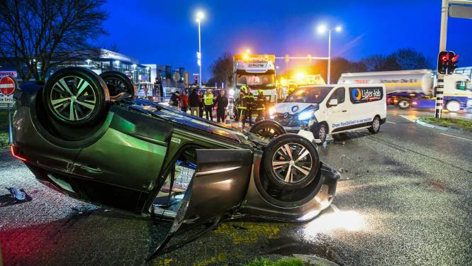 Auto ondersteboven bij botsing: 1 gewonde naar ziekenhuis