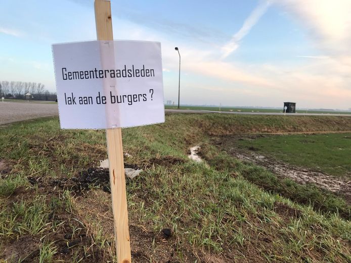 Protestborden tegen de komst van windmolens in de Lithse polder