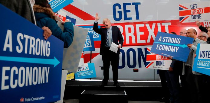 De Britse premier Johnson spreekt aanhangers en voorstanders van de brexit toe in Manchester.