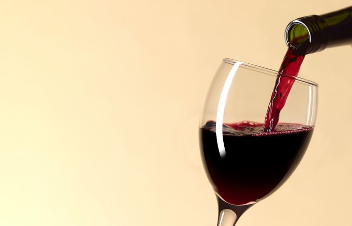 wijnglas inschenken glas wijn