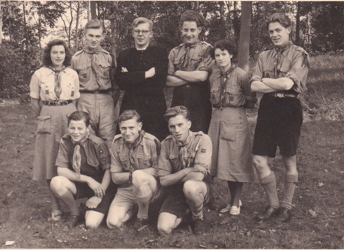 Scoutinggroep St. Jan met in het midden kapelaan De Bie.