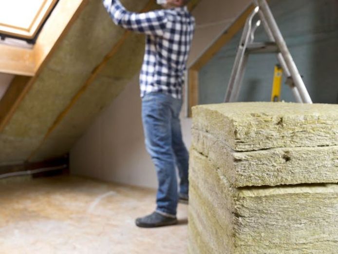 Ben je van plan om zelf je dak of zoldervloer te isoleren? Dan zet je er het best vaart achter: de Vlaamse regering heeft beslist dat de premie vanaf 1 januari 2021 verdwijnt.
