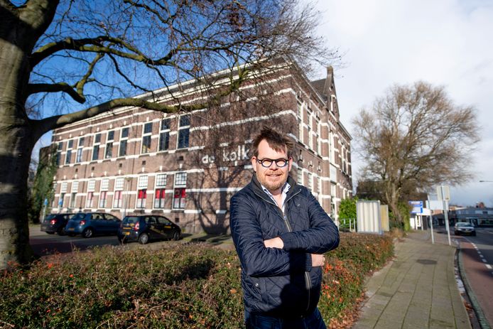Hans Kloosterman heeft na jaren de Kolkschool in Almelo in handen gekregen. Met zijn bedrijf Kloos 2 gaat hij er appartementen in bouwen.
