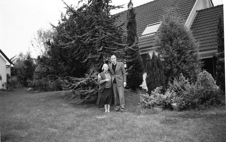 Hella Haasse en haar echtgenoot Jan van Lelyveld voor hun huis in Saint-Witz, Frankrijk, jaren tachtig. Beeld Privécollectie erven Hella S. Haassse