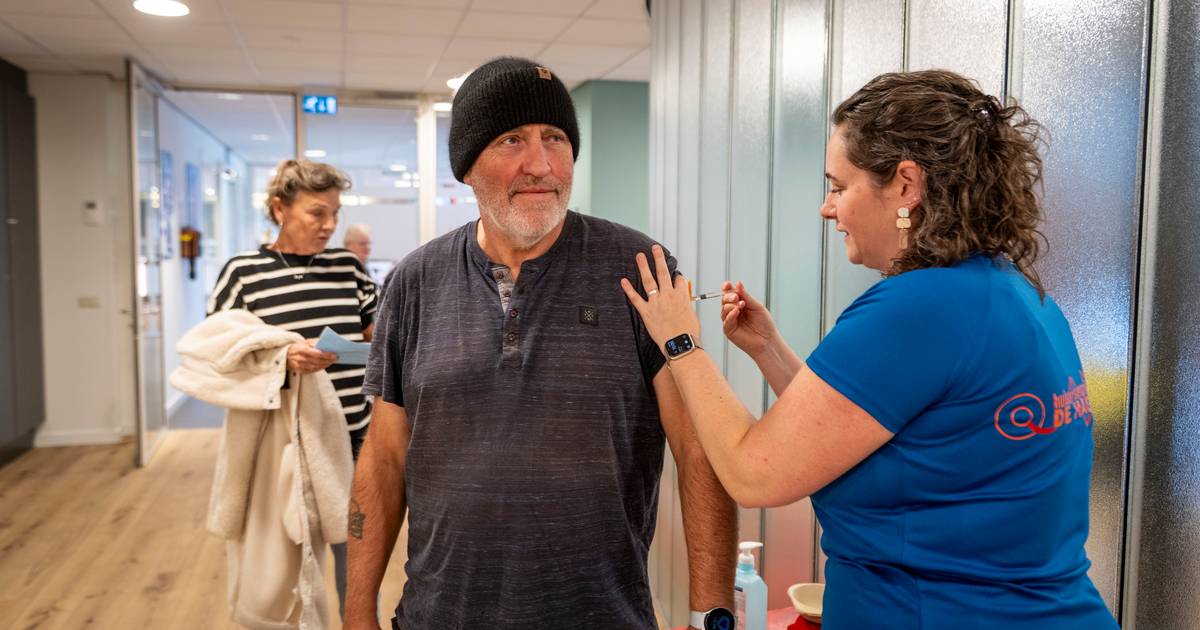 Hengeloërs in de rij voor vaccinaties: drie verschillende prikken op één dag