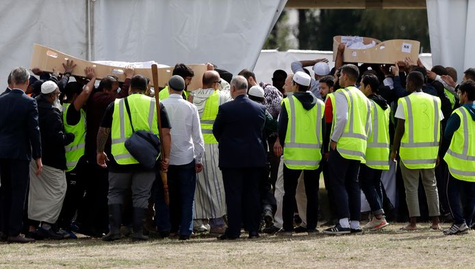 De lichamen van vader en zoon Khaled en Hamza Mustafa worden door rouwende mensen gedragen naar het Memorial Park Cemetery in Christchurch.