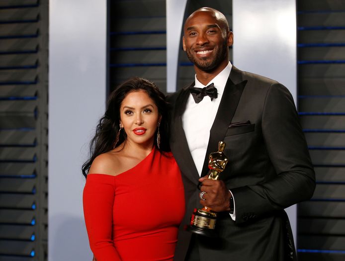 Kobe Bryant met zijn Oscar voor beste korte animatiefilm met zijn vrouw Vanessa.