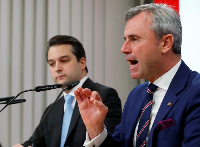 Vicevoorzitter Dominik Nepp en huidig partijleieder Norbert Hofer (rechts) maken bekend dat Heinz-Christian Strache uit de partij is gezet.