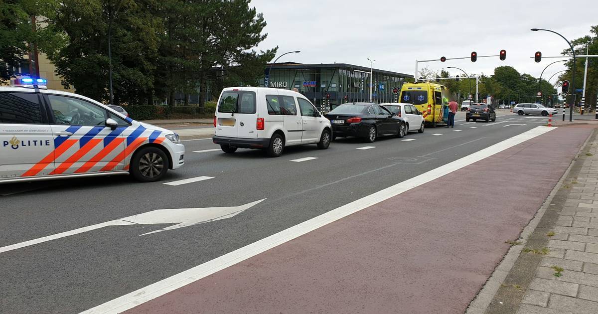 Aanrijding tussen drie autos op de Gronausestraat in Enschede.