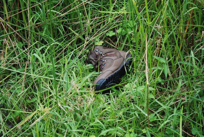 Ruim 24 uur na de verdwijning van Sophia Koetsier werd aan de waterkant een raadselachtig spoor van spullen gevonden, waaronder één opmerkelijk schone schoen.