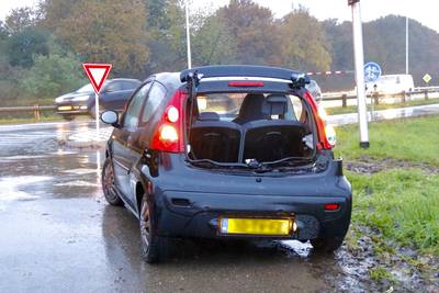 Inzittende naar ziekenhuis na botsing tussen auto en vrachtwagen bij Oeffelt