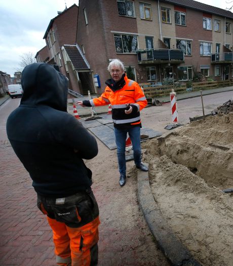 Tot half maart opgebroken straten in Gorinchem: honderden meters aan kabels worden verlegd