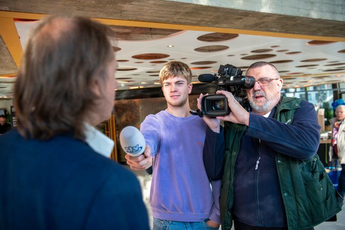 Stationmanager Theo Witlox (rechts) maakt met stagiair Simon Zweers maakt opnames voor RTV Apeldoorn op de Zorgsaambeurs in Orpheus.