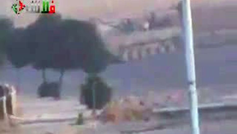 Een Syrische tank in Hama, op een still uit een video. Beeld afp