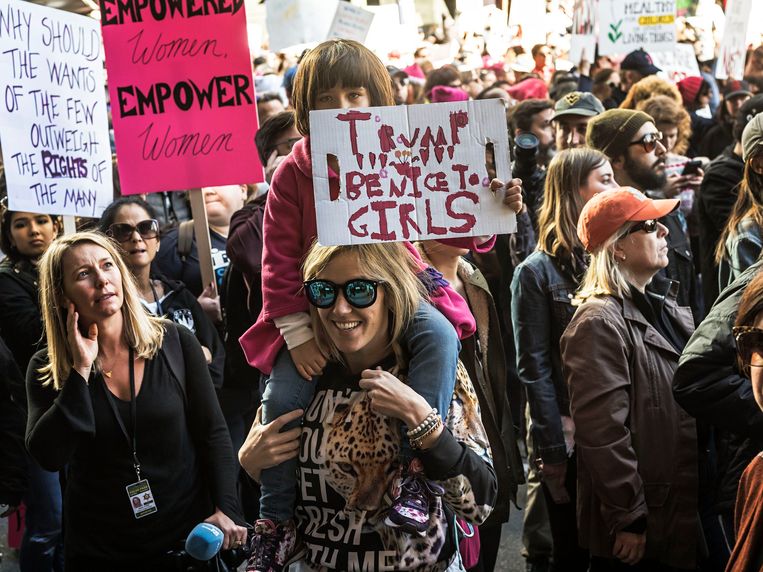 The Women's March in Washington bracht honderdduizenden mensen op de been op te betogen tegen het vrouwonvriendelijke beleid van Trump.  Beeld Photo News