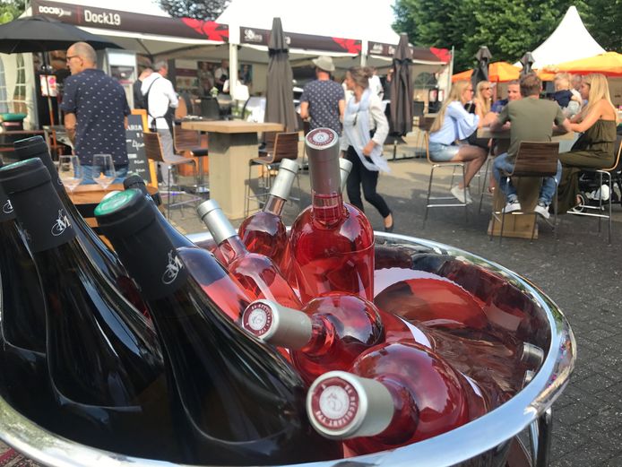 De eerste bezoekers op het vrijdagavond geopende Culivent in Almelo.