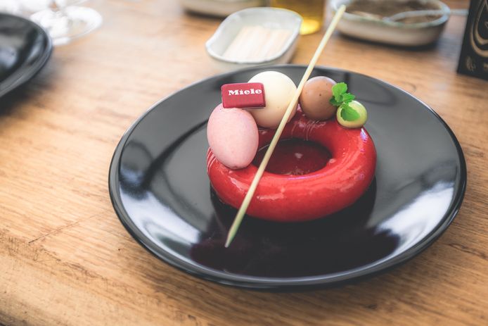 TML - TOMORROWLAND - Roger van Damme serveert dessert op Tomorrowland voor nationale feestdag.