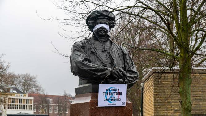 Demonstranten blinddoeken beelden Rembrandt en Spinoza en eisen klimaatactie