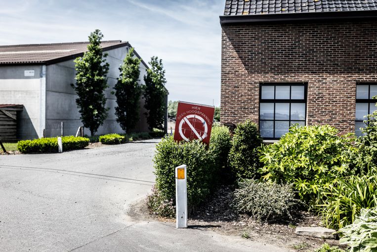 Protestbord tegen de komst van de hoogspanningslijn. Beeld Franky Verdickt
