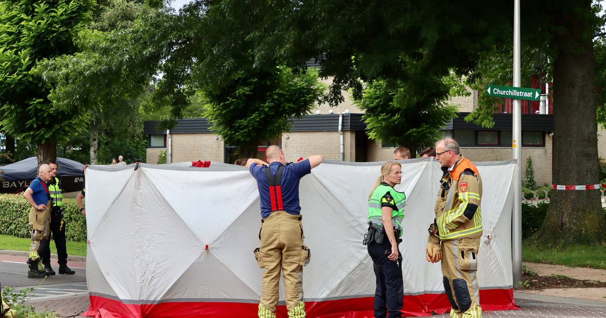 Dodelijk ongeval in Denekamp: fietsster overlijdt na aanrijding met auto.