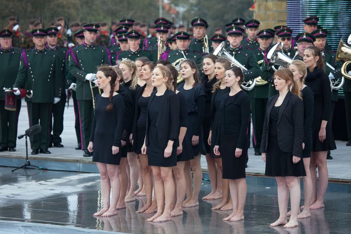 De meisjes van het Scala-koor trotseerden de kou op blote voeten. Ze wisten het publiek te verwarmen met hun versie van het nummer 'Where have all the flowers gone'.