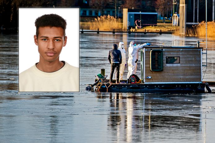 Rechercheurs van de forensische opsporing onderzoeken het drijvend vissershuisje van verdachte Roy B.