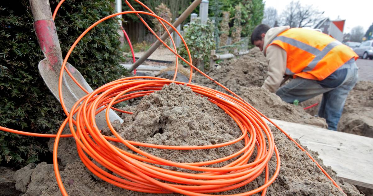 Hij riep iets naar de jongens dat ik niet verstond en in no-time had ik nog een kuil bij mijn huis