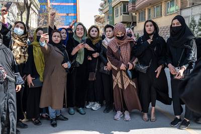 Afghaanse omroep laat zeldzaam vrouwenpanel aan het woord op Internationale Vrouwendag