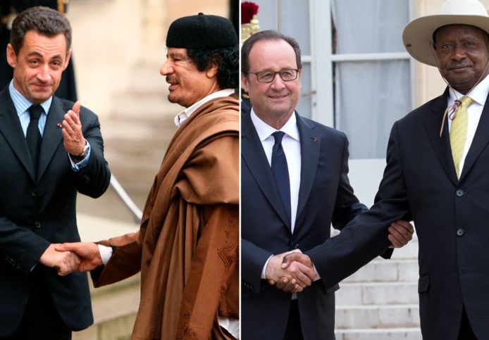 Voormalig Frans president Nicolas Sarkozy schudt Libische dictator Khaddafi de hand en voormalig Frans president François Hollande schudt Oegandese dictator Museveni de hand