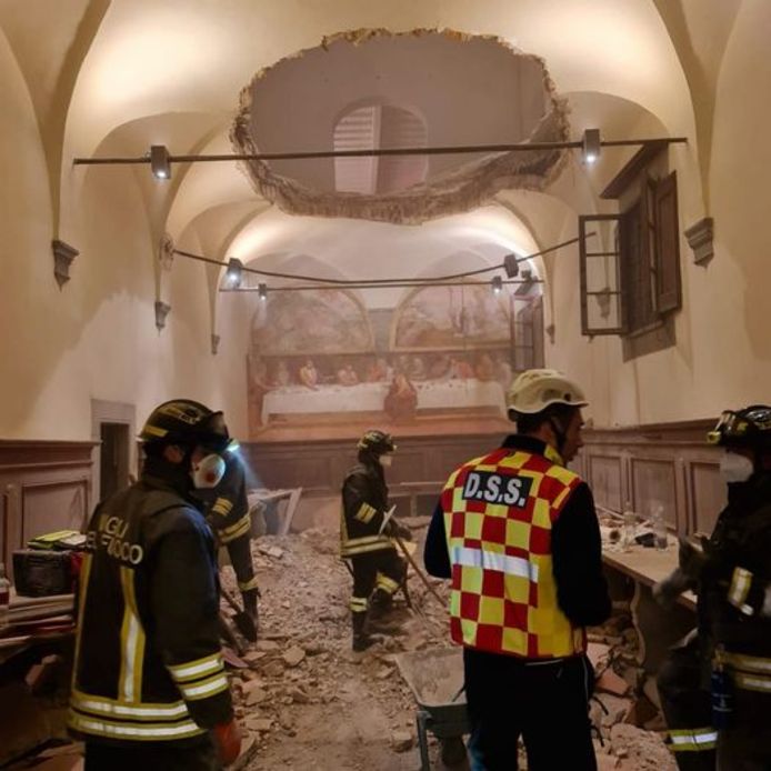 I ballerini cadono a terra durante un matrimonio a Pistoia, in Italia