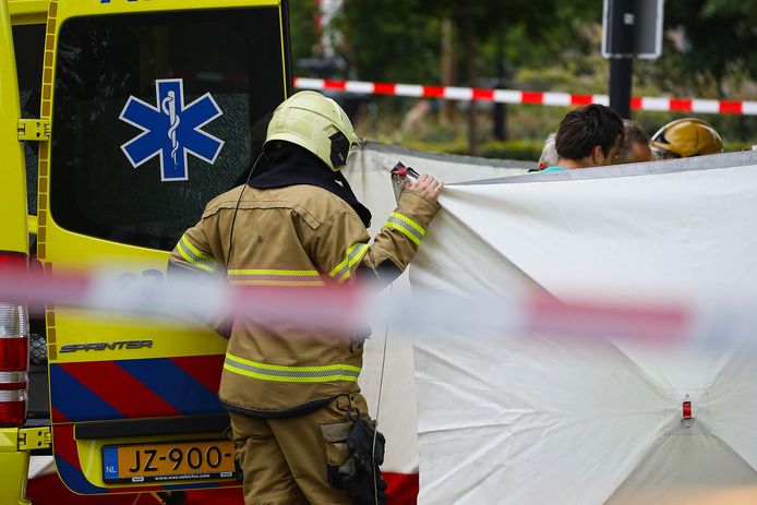 Hulpdiensten in actie voor Arie den Dekker, die zichzelf in brand stak bij het gemeentehuis in Oss.