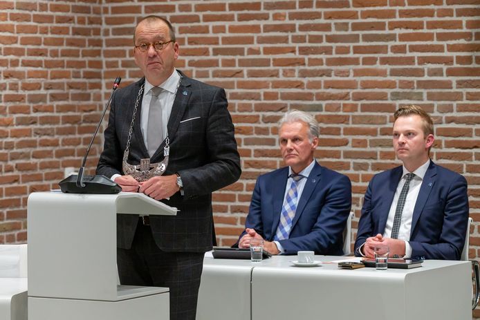 Burgemeester Theo Segers (en op de achtergrond wethouder Lucas Mulder en wethouder Alwin Mussche) tijdens de raadsvergadering in Staphorst waar de beschuldigingen van oud-wethouder Bert Krale jegens wethouder Lucas Mulder ter sprake komen.