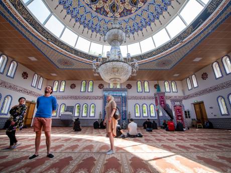 Nieuw publiek ontdekt Turkse moskee in Harderwijk: ‘Veel Nederlandse mensen willen weten hoe het zit’