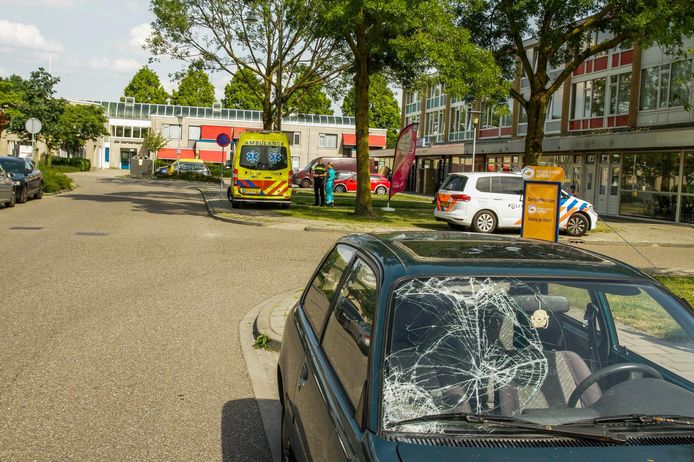 Fietser geschept door auto in Helmond.