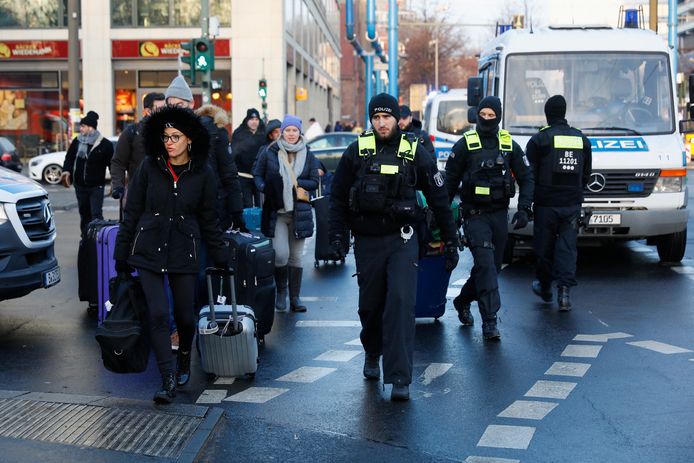 De Berlijnse politie begeleidt toeristen na de ontploffing.