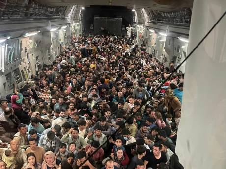 Misschien wel dé foto van het jaar: 640 Afghanen op de vlucht in Amerikaans militair toestel