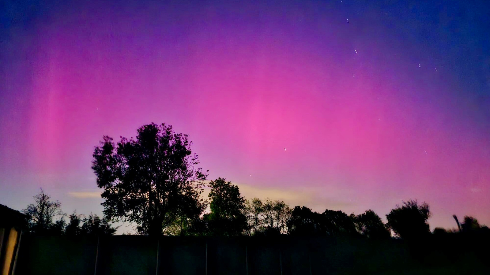 in-beeld-spectaculair-noorderlicht-verlicht-de-hemel-boven-belgi-en