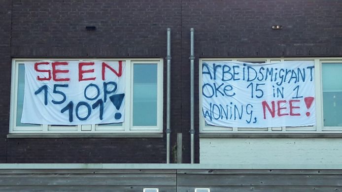 Eerder werden bij Het Fort in Waalwijk spandoeken opgehangen tegen de komst van vijftien arbeidsmigranten in één huis. Nu mogen er maximaal vijf gehuisvest worden.