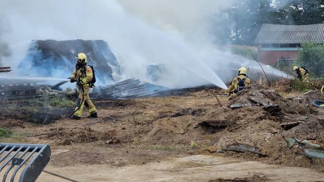 Hooibalen vatten vlam: brandweer rukt uit naar boerderij Mariënvelde