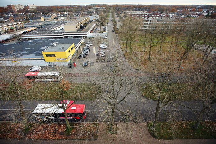 De kruising Holtroplaan-Vondellaan, naast de Jumbo, waar een rotonde komt.