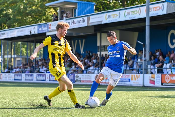 Hoek hield in Veenendaal GVVV op 3 september vorig jaar op 0-0. Hoek-verdediger Robbe Goddyn (l) probeert Byron Burgering van GVVV af te stoppen.