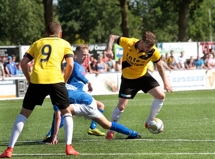 Spelfragment uit de vorige oefenwedstrijd tussen VV Hoeven en NAC op 27 juni 2015.
