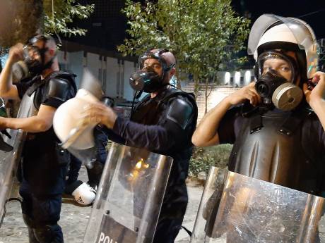 Onrust in Tirana: 12 Nederlanders en 48 Italianen aangehouden, 10 politiemensen gewond