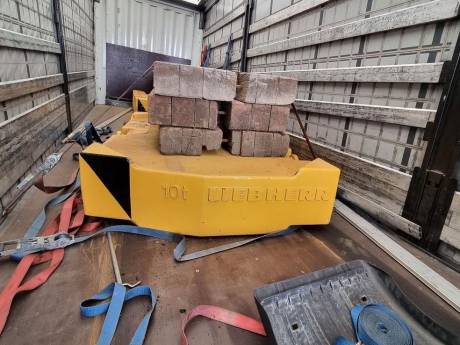 Vrachtwagenchauffeur krijgt problemen op N50 omdat zware lading niet goed vast zit