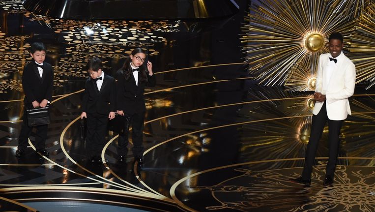 Chris Rock en drie Aziatische kinderen bij de Oscar-uitreiking Beeld anp
