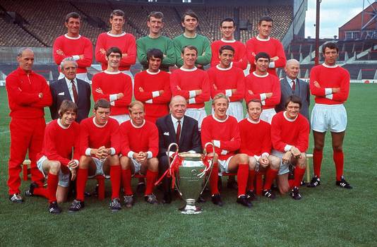 Manchester United in 1968 met spelers als George Best, Bobby Charlton, Nobby Stiles en Dennis Law en manager Matt Busby na het winnen van de Europa Cup I op Wembley in de finale tegen Benfica. Stiles zit op de onderste rij, als tweede van rechts.