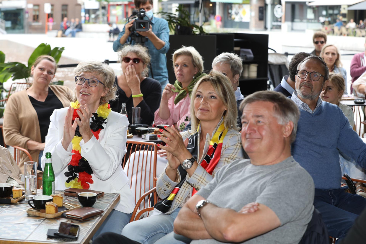 Burgemeester Veerle Heeren (met bril) vierde de overwinning van stadsgenoot Nina Derwael op de Olympische Spelen. Heeren ligt onder vuur omdat ze zichzelf en mensen uit haar entourage voor hun beurt liet vaccineren. Beeld Mine Dalemans