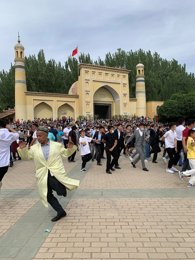 Een (afgedwongen?) traditionele dans van Oeigoeren in Xinjiang.  Beeld Eva Eefje Rammeloo 